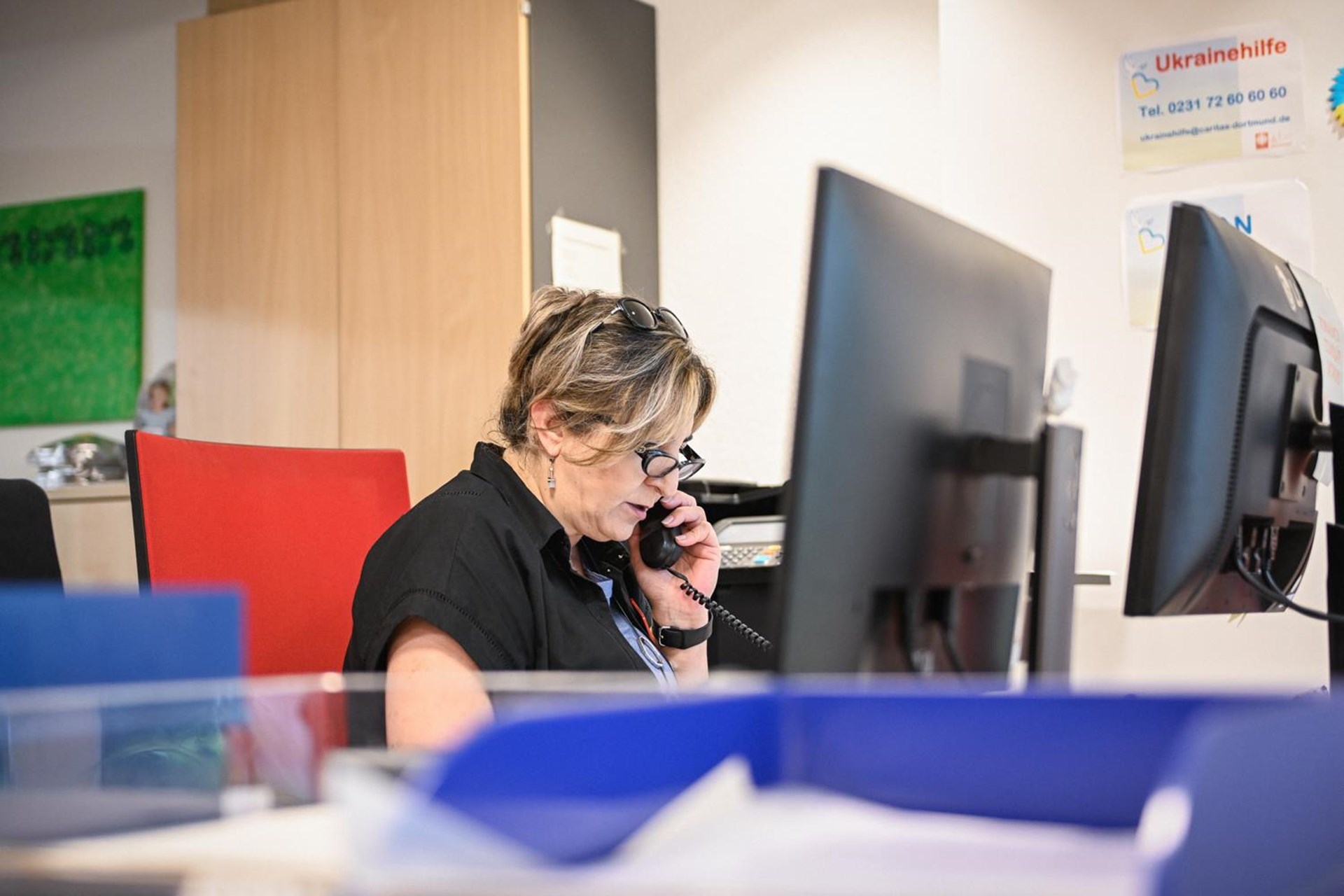 Eine Frau am Telefon