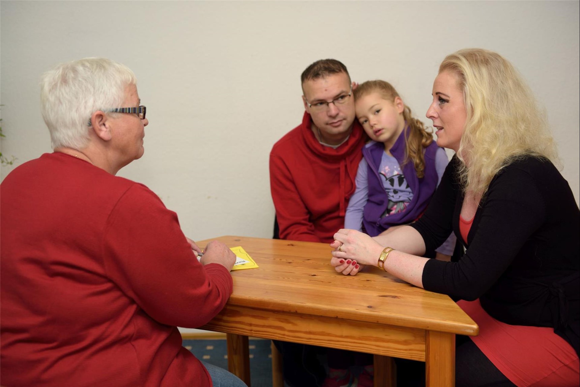 Familie mit Tochter bei der Beratung