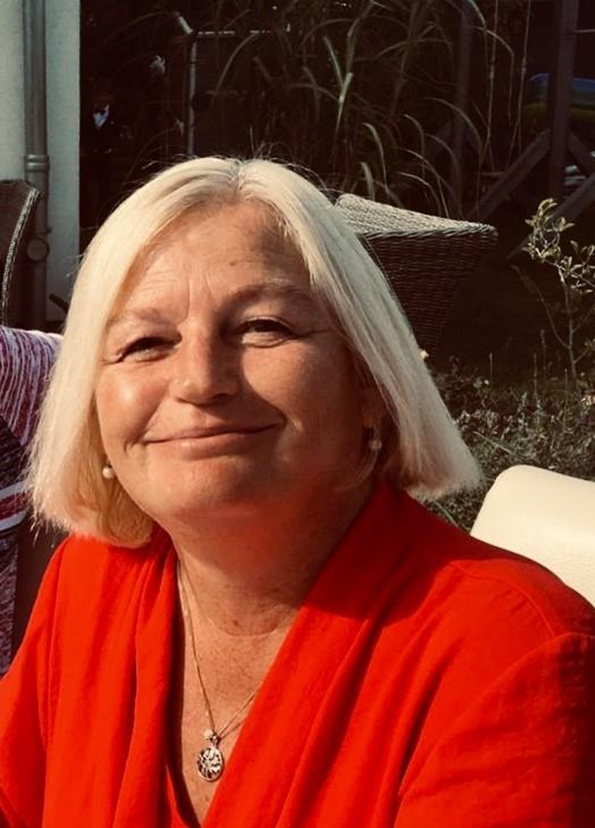 Eine Frau, Ende vierzig mit blonden Haaren lächelt freundlich in die Kamera